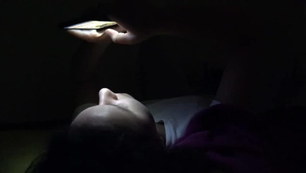 Lướt điện thoại khi ngủ