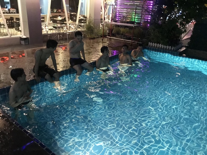 hồ bơi ở khách sạn pattaya